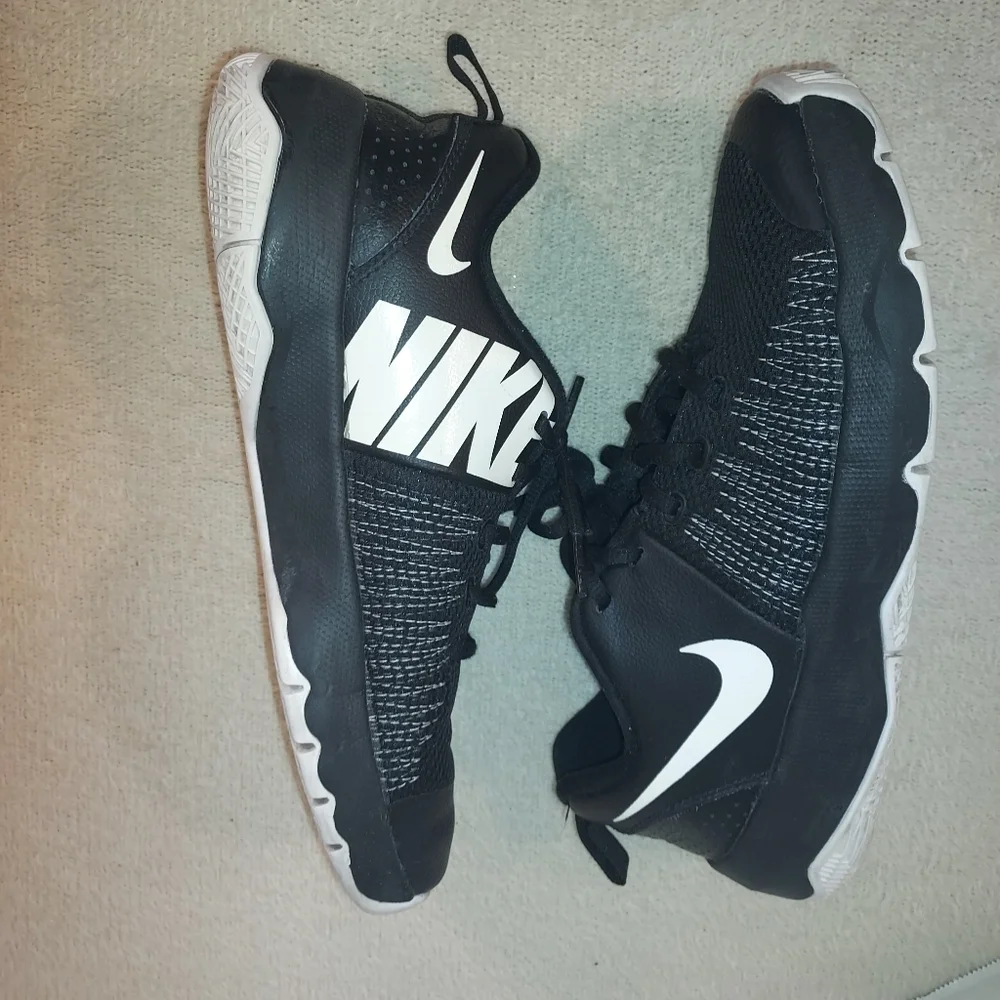 Nike Hustle Quick Boys Black/white  Basketball Shoes size Y6.5 / Eur 39
